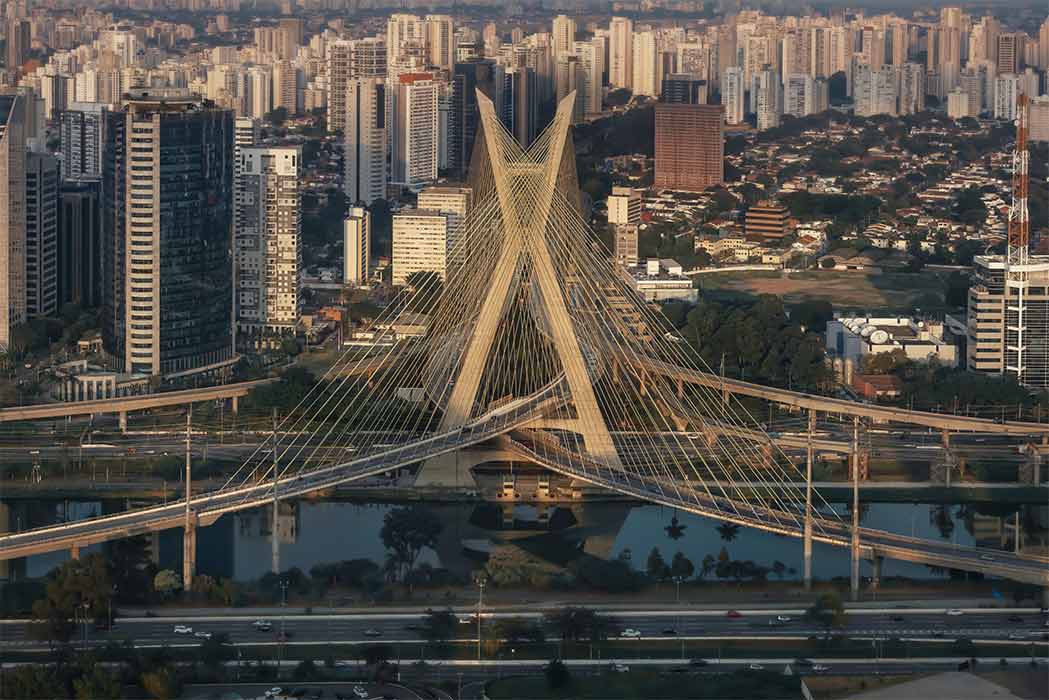 Foto da ponte estaiada de São Paulo onde localiza-se o Escritório Lucas Ramos Advogados